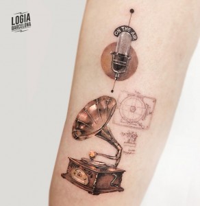tatuaje_brazo_gramofono_microrealism_logia_barcelona_mumi_ink 